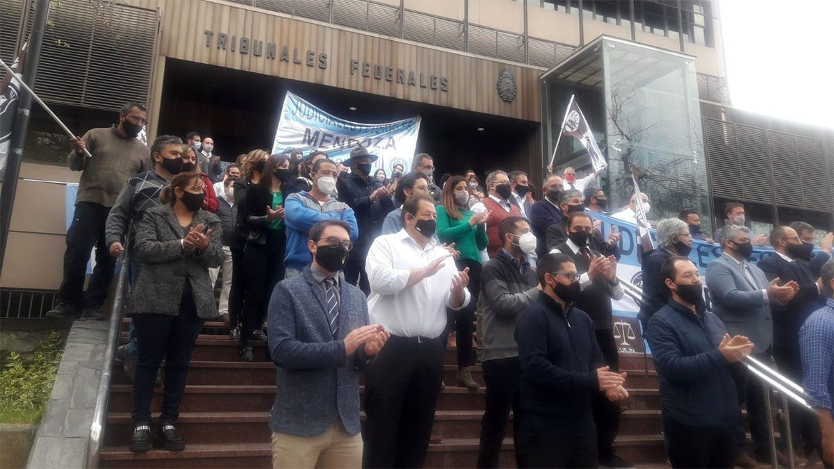 Trabajadores de los tribunales federales de Mendoza iniciaron este miércoles un paro y movilización