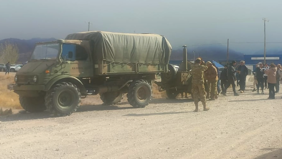 El Ejército aportó una cocina de campaña para ofrecer alimentos calientes a los varados. El Ejército aportó una cocina de campaña para ofrecer alimentos calientes a los varados.