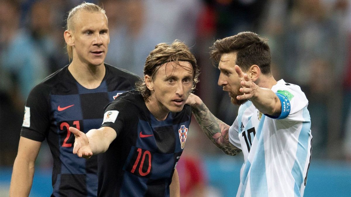 Luka Modric y Lionel Messi debaten una jugada durante el partido entre Croacia y Argentina