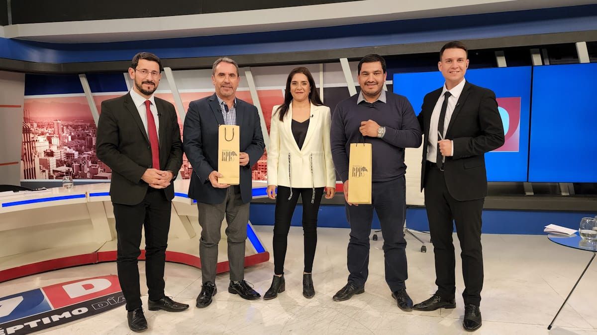 Buena Onda. Difonso y Ojeda se llevaron un presente y no tuvieron problemas para la postal del final del programa con los periodistas de Séptimo Día.