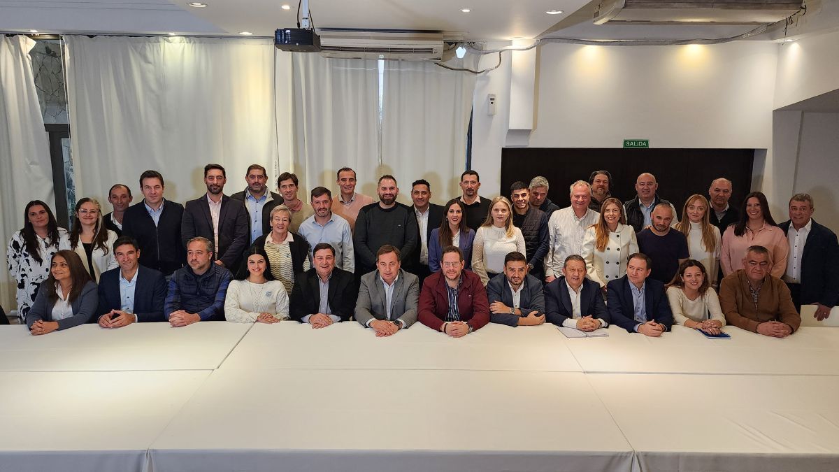 Con la presencia de los candidatos a gobernador y vice, Omar Parisi y Lucas Ilardo, intendentes, candidatos a intendente, legisladores nacionales y candidatos a diputados nacionales, el PJ se sacó su primera foto de unidad de cara a lo que resta del calendario electoral 2023. Los hermanos Félix no asistieron.&nbsp;