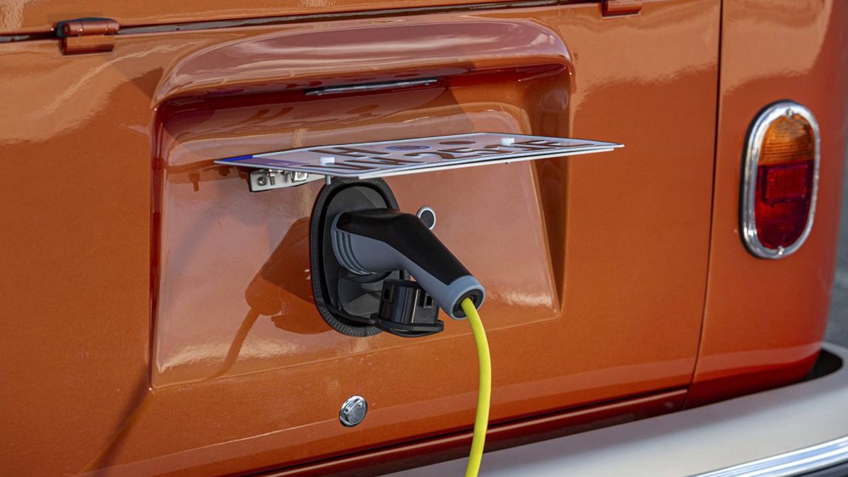 La combi remodelada tiene motor eléctrico con autonomía de 200 kilómetros.