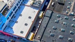 en 2011, una ciudad pinto de blanco sus techos negros y logro bajar hasta 24 °c la temperatura en verano