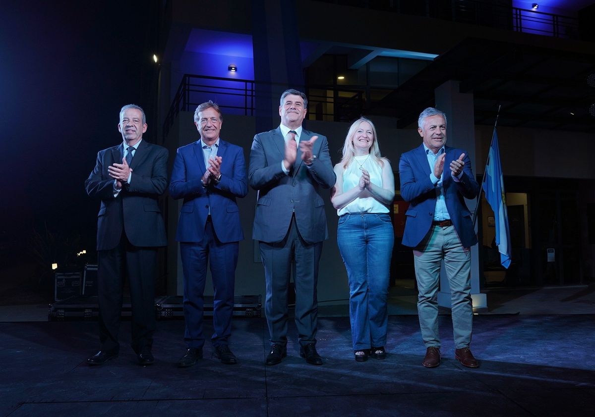 Mario Abed en el centro, acompañado de Alfredo Cornejo, Hebe Casado, Rodolfo Suarez y el intendente saliente, Héctor Ruiz. Mario Abed en el centro, acompañado de Alfredo Cornejo, Hebe Casado, Rodolfo Suarez y el intendente saliente, Héctor Ruiz.