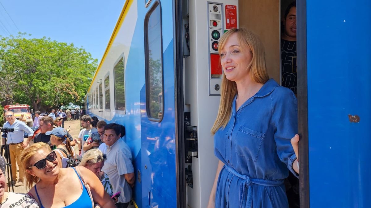 Anabel Fernández Sagasti durante una prueba del tren de pasajeros.