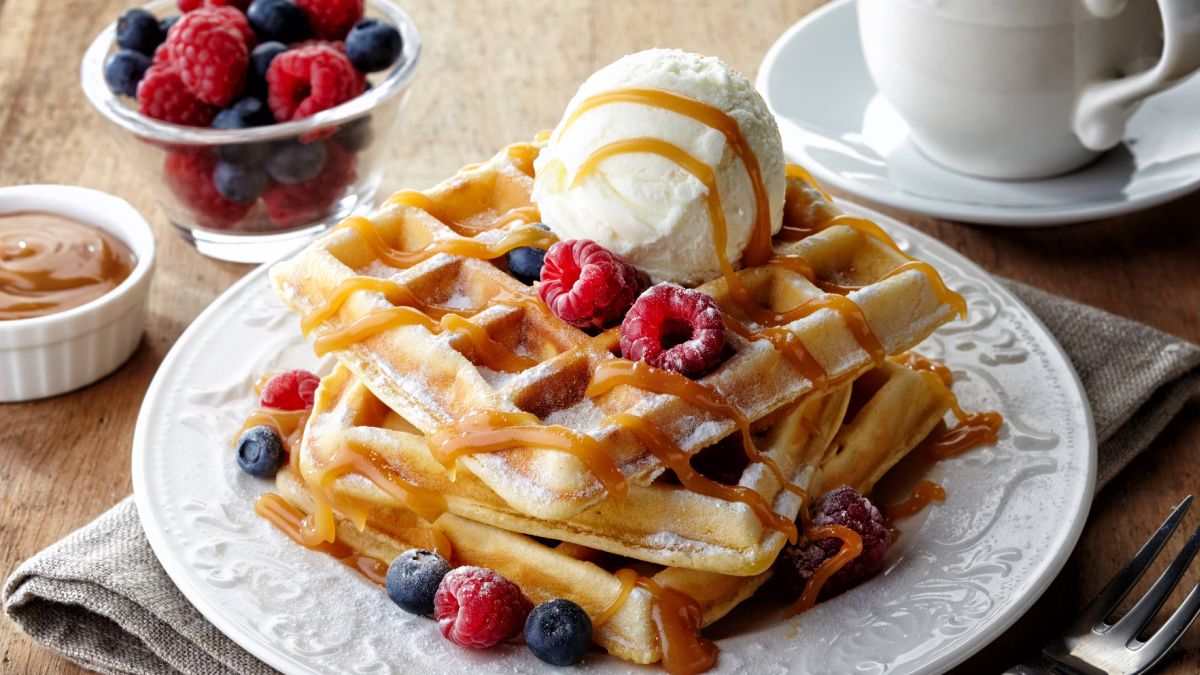 Recetas: waffles esponjosos y crujientes en la sartén.