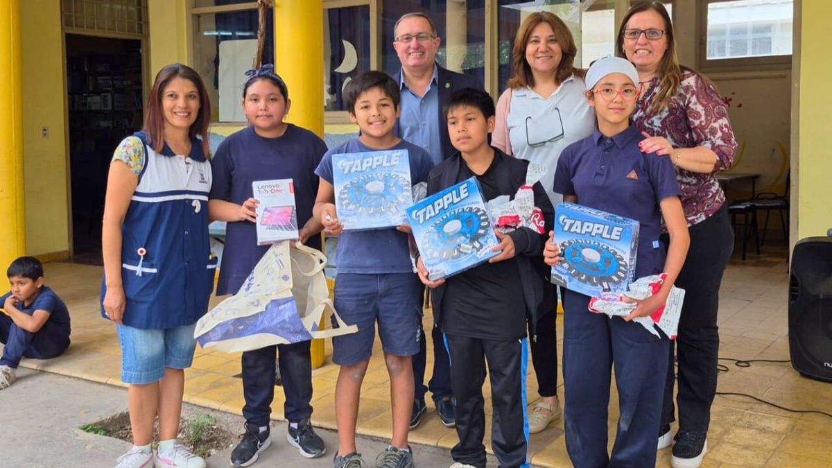 Francesca, segunda desde la izquierda, con tu flamante tablet. La acompañan compañeros, autoridades del colegio y de la Federación. Francesca, segunda desde la izquierda, con tu flamante tablet. La acompañan compañeros, autoridades del colegio y de la Federación.