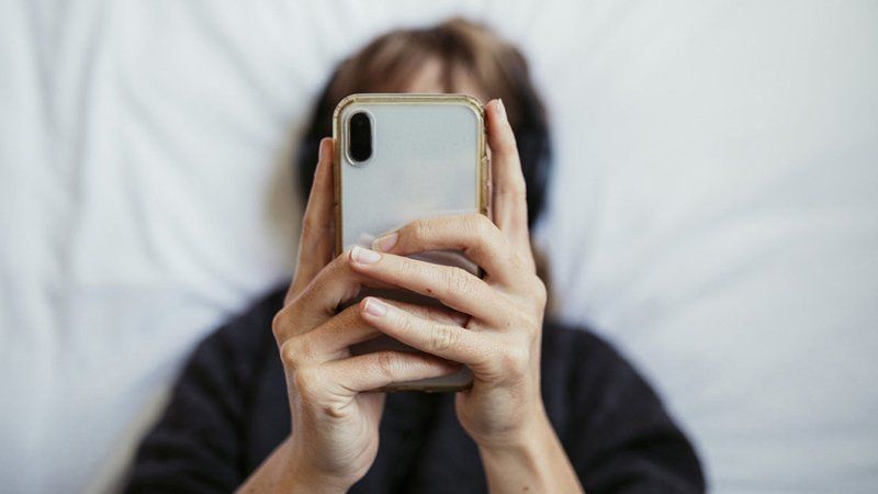 Lo peor que se puede hacer: ir a la cama con el celular.