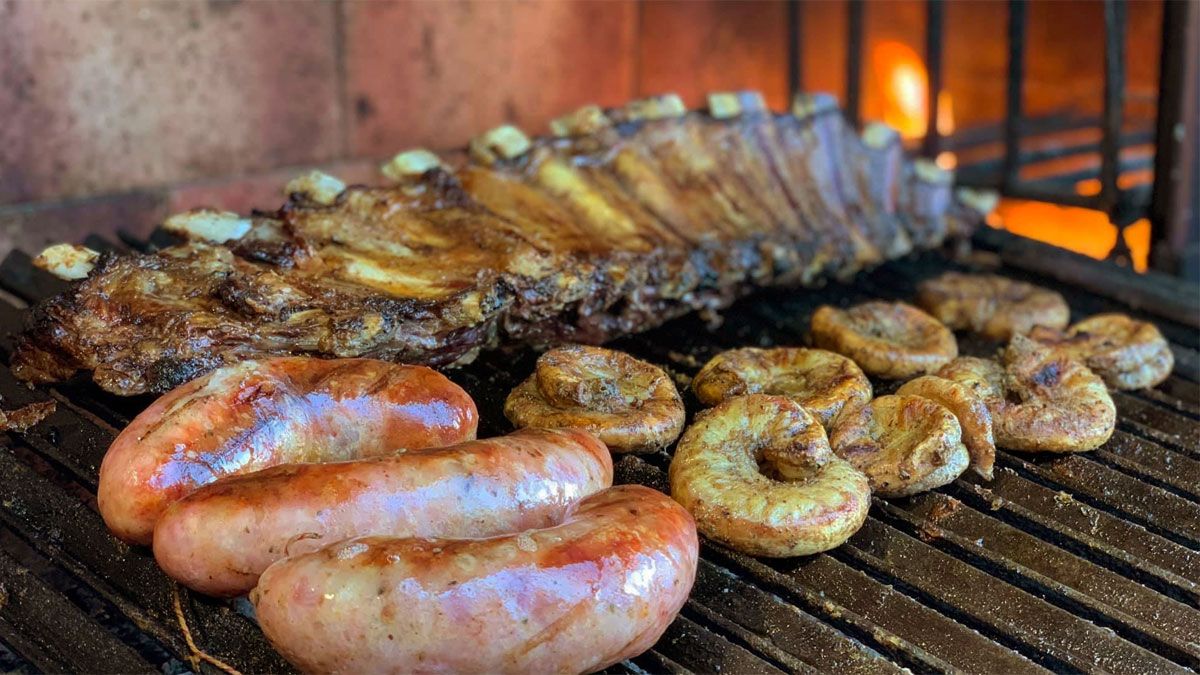 El asado puede hacerse con o sin papel de diario encima, dependiendo los gustos del asador. El asado puede hacerse con o sin papel de diario encima, dependiendo los gustos del asador.