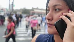 Las multas por usar el celular mientras se cruza la calle van desde los 16.000 pesos hasta más de 1 millón de pesos, dependiendo la gravedad de la falta. Las multas por usar el celular mientras se cruza la calle van desde los 16.000 pesos hasta más de 1 millón de pesos, dependiendo la gravedad de la falta.