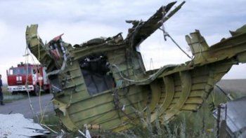 Rebeldes se quedaron con los cuerpos tras la caída del avión malayo