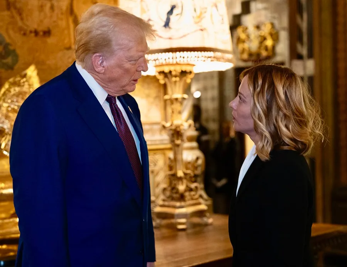Giorgia Meloni con el presidente electo de Estados Unidos, Donald Trump en su residencia de Mar-a-Lago, en Florida. Crédito: EFE/Oficina de la primera ministra italiana. Giorgia Meloni con el presidente electo de Estados Unidos, Donald Trump en su residencia de Mar-a-Lago, en Florida. Crédito: EFE/Oficina de la primera ministra italiana.