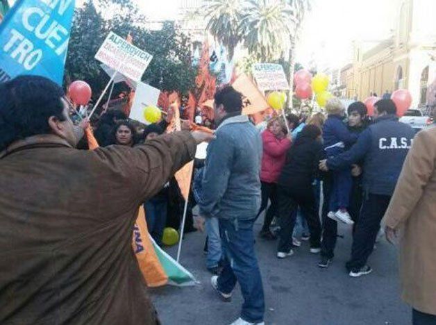 Se registraron incidentes entre militantes kirchneristas en la plaza de la Independencia de Tucumán