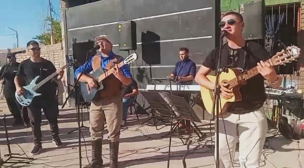 Ovejas Negras. La "rompieron" con su música para los vecinos. Ovejas Negras. La "rompieron" con su música para los vecinos.
