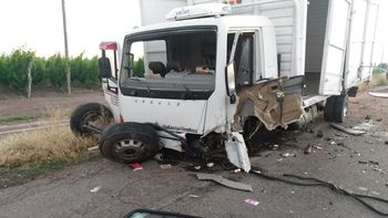 Un joven murió al chocar contra un camión