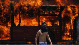 Manifestantes opositores intentaron bloquear una autopista y los reprimieron