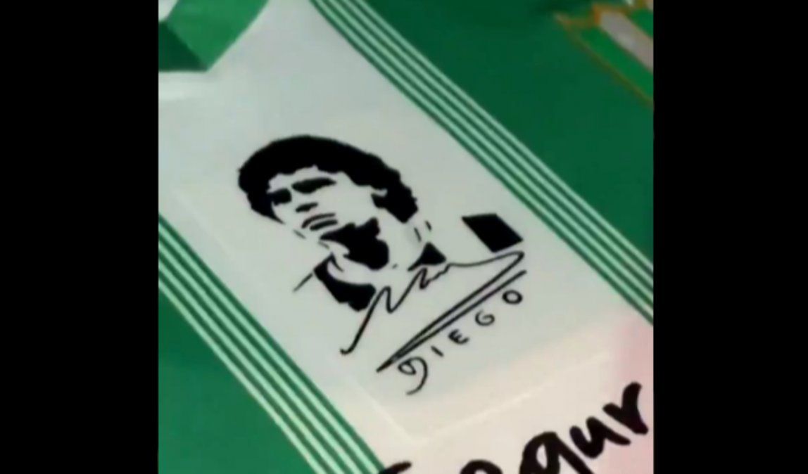 La camiseta de Banfield ante Godoy Cruz llevará la imagen de Maradona.