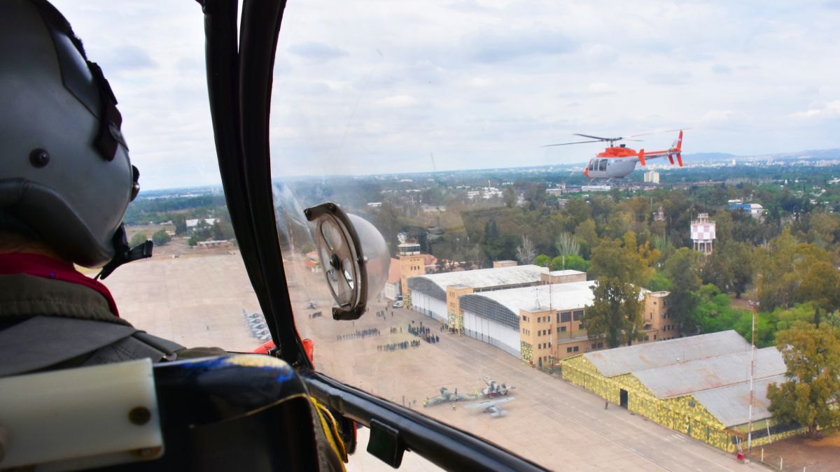 El Bell 407 realizó una pasada sobre la IV Brigada acompañado de sus compañeros de equipo, los veteranos Lama. El Bell 407 realizó una pasada sobre la IV Brigada acompañado de sus compañeros de equipo, los veteranos Lama.