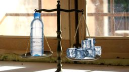 Acertijo mental para genios: ¿qué pesa más, un litro de agua o un litro de hielo?. Foto Canva Acertijo mental para genios: ¿qué pesa más, un litro de agua o un litro de hielo?. Foto Canva