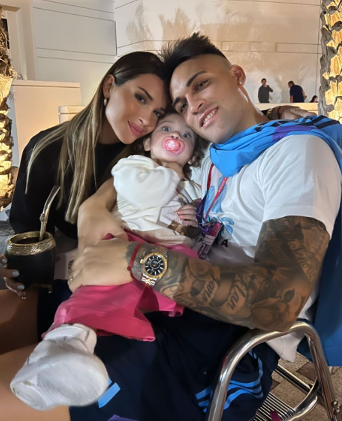 Lautaro Martínez con Agustina Gandolfo y su hija en la concentración de la Selección Argentina en el Mundial Qatar 2022