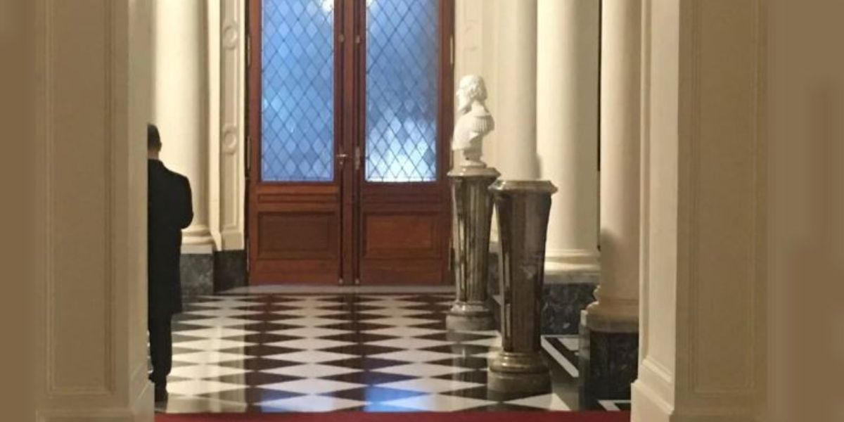 El lugar que ocupaba el busto de Néstor Kirchner. El lugar que ocupaba el busto de Néstor Kirchner.