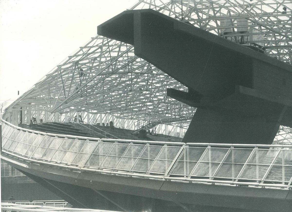 La gran viga del estadio mundialista. La gran viga del estadio mundialista.