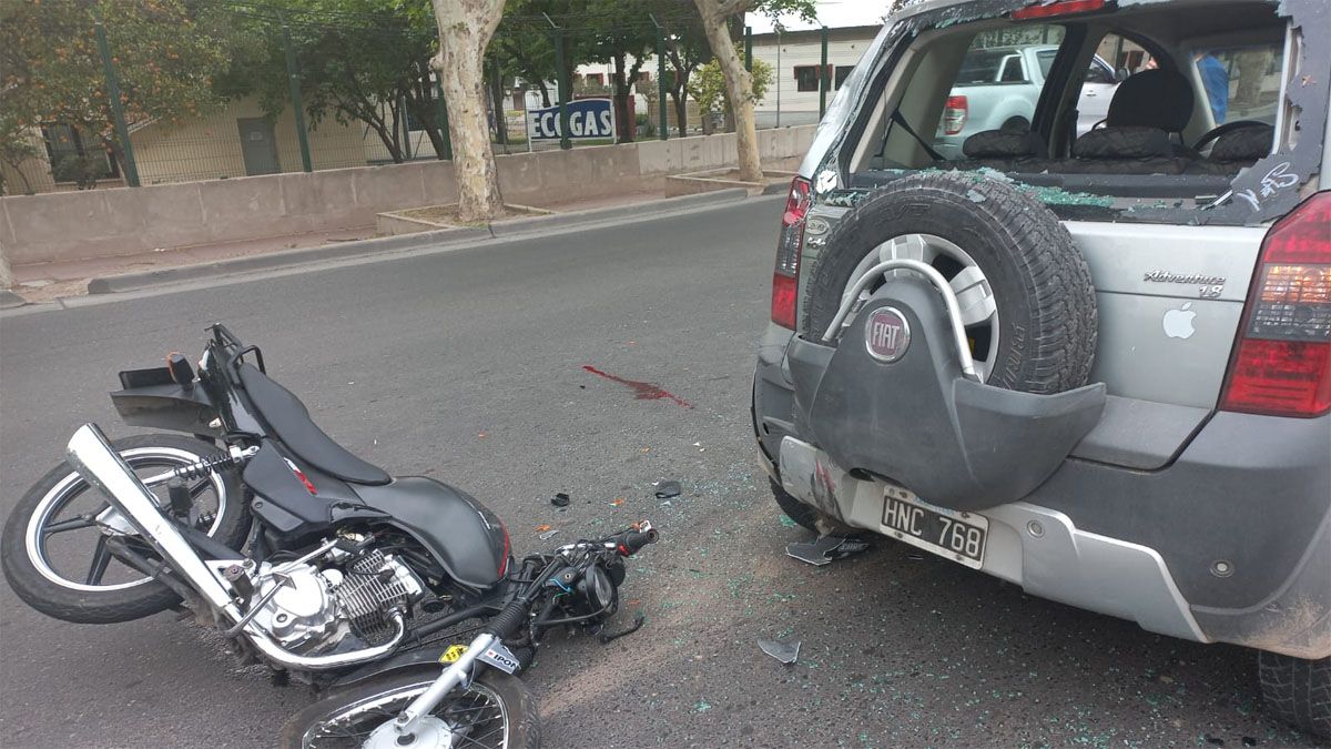 El motociclista golpeó su cabeza al chocar con el Fiat Idea en Godoy Cruz. Personal del Ejército de Chile lo asistió y llevó al hospital.