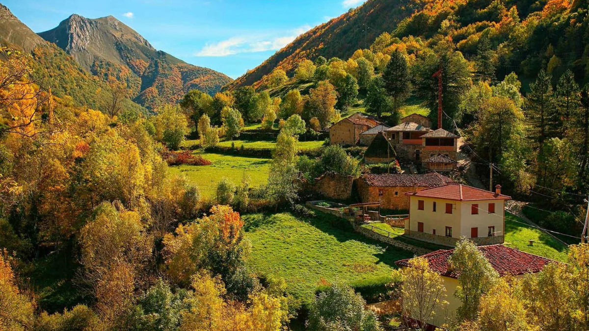 El pueblo de Somiedo, es un parque natural situado es Asturias, en el norte de España. El pueblo de Somiedo, es un parque natural situado es Asturias, en el norte de España.