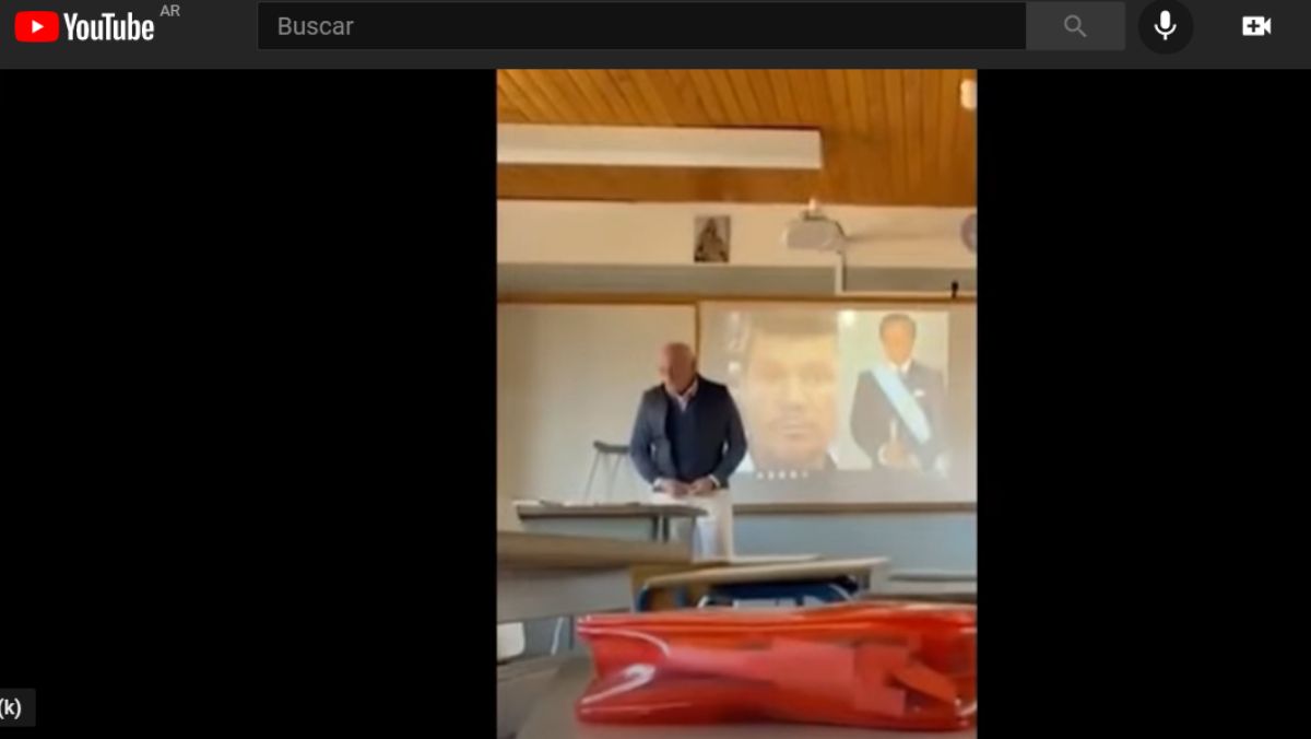 Captura de pantalla del video viral que muestra a un profesor del Colegio de los Hermanos Maristas despotricando contra el ex presidente Carlos Menem y el conductor de TV Marcelo Tinelli, que los alumnos estaban proyectando a su ingreso en el pizarrón.