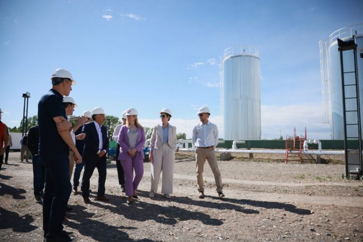 Cornejo recorrió la nueva infraestructura para almacenaje de crudo en el Sur provincial.