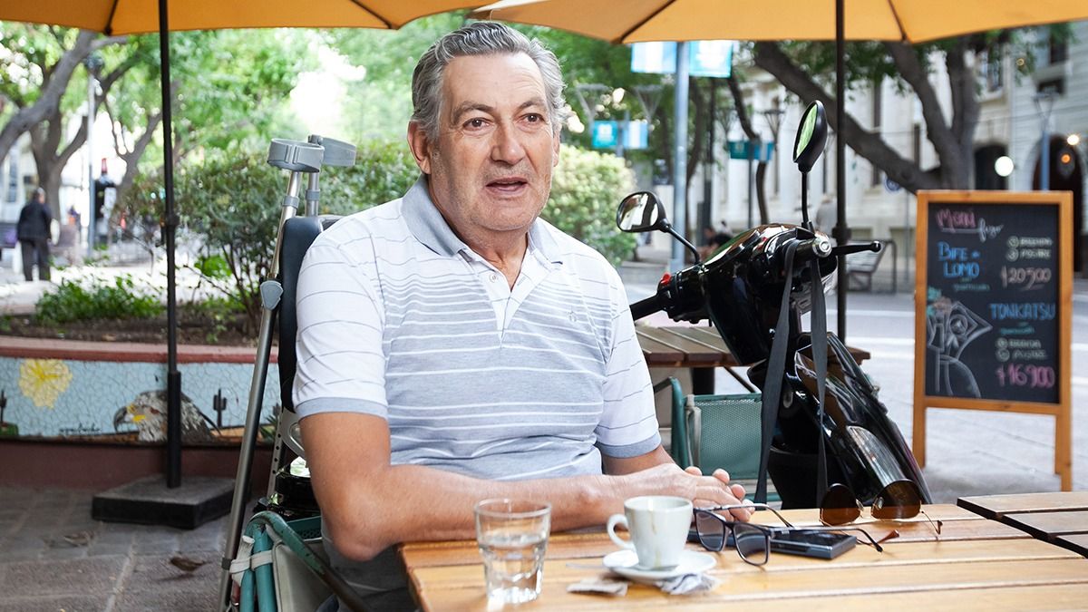 Miguel Ripa contó su historia de superación a Diario UNO en un café de la Peatonal. Al lado, la moto adaptada que le permite hacer vida normal. 