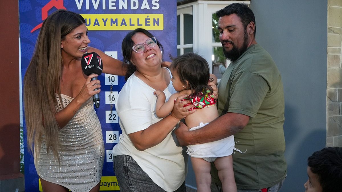 Estephani Carrizo junto a su esposo y sus hijos, feliz de haber cumplido con el sueño de la casa propia. Estephani Carrizo junto a su esposo y sus hijos, feliz de haber cumplido con el sueño de la casa propia.