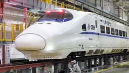 Un mecánico inspecciona un tren de alta velocidad en Taiyuan, provincia de Shanxi. ZHU XINGXIN / CHINA DAILY.