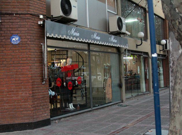 Rompieron la vidriera de un negocio y se llevaron ropa de mujer
