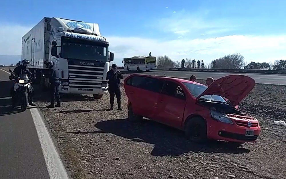 Un camión chocó de atrás a un auto en Maipú y complicó el tránsito