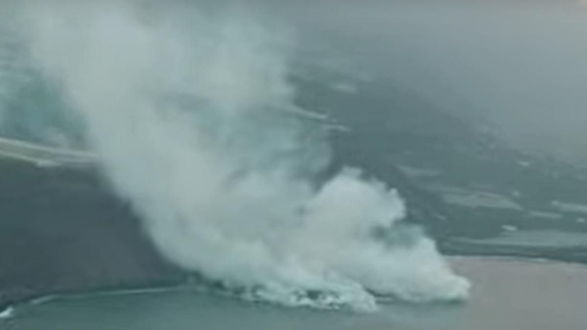 La lava del volcán ya formó un delta de 10 hectáreas en el mar