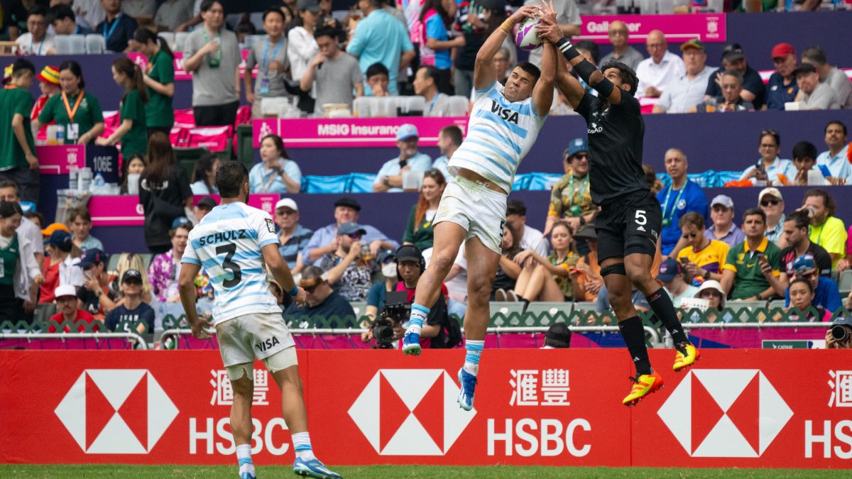 Agustín Fraga, de Los Pumas 7s disputa en lo alto un line contra un All Black, ante la mirada de Germán Schulz. Agustín Fraga, de Los Pumas 7s disputa en lo alto un line contra un All Black, ante la mirada de Germán Schulz.