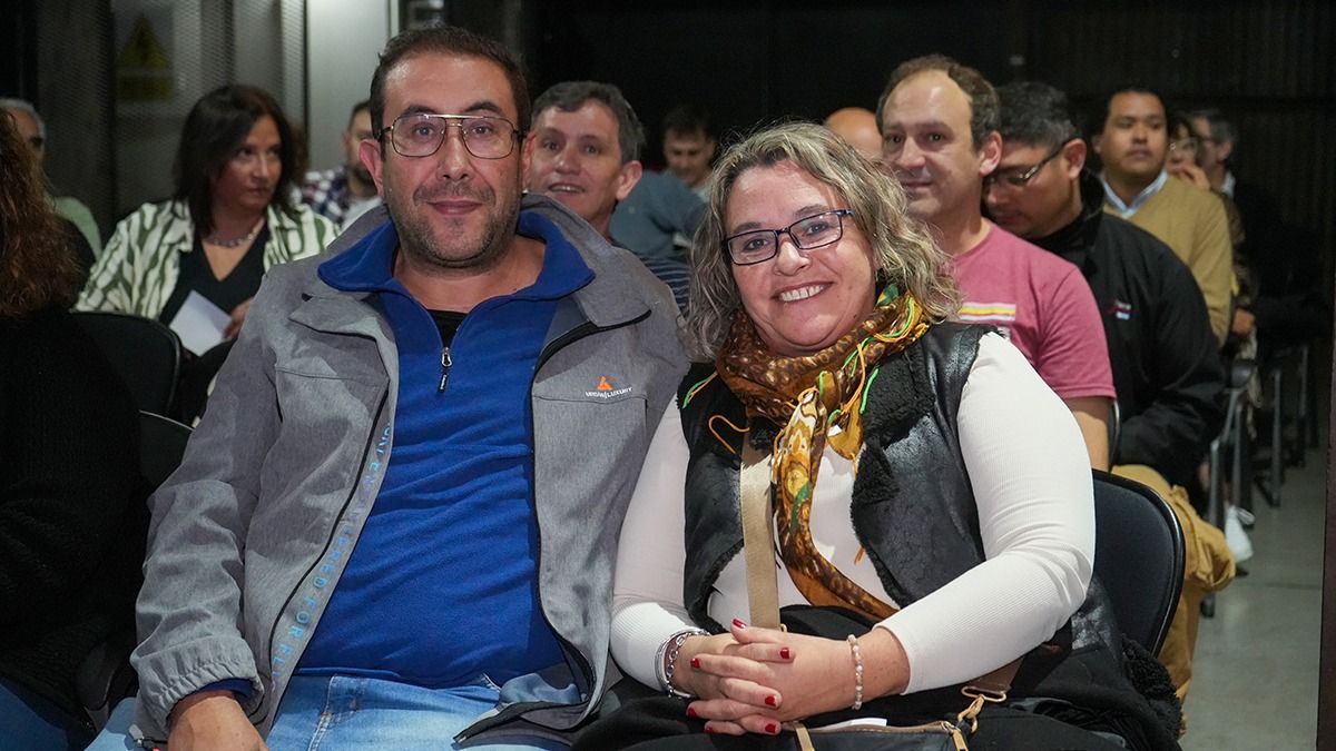 Adrián Laflor y Andrea Alday son de Godoy Cruz, seguidores de Andrés Gabrielli. Se sentaron en primera fila. Adrián Laflor y Andrea Alday son de Godoy Cruz, seguidores de Andrés Gabrielli. Se sentaron en primera fila.