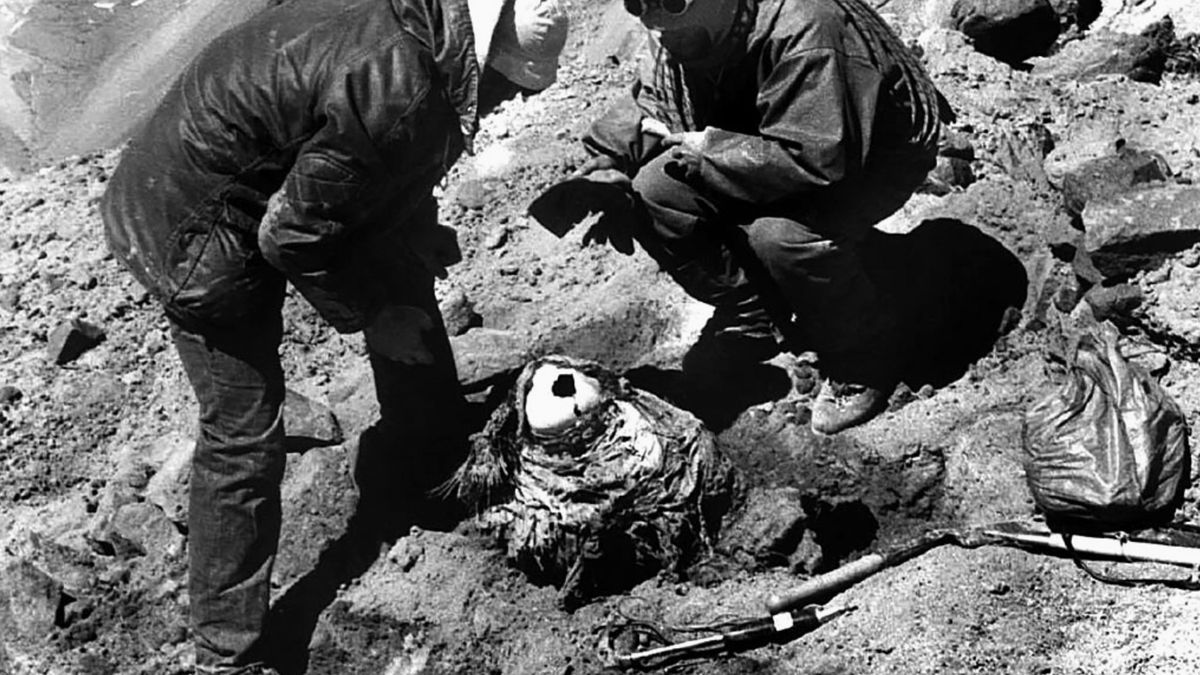 El laboratorista Julio Ferrari prepara el fardo funerario para su descenso en el Aconcagua. Lo acompaña el andinista Juan Carlos Pierobon. El laboratorista Julio Ferrari prepara el fardo funerario para su descenso en el Aconcagua. Lo acompaña el andinista Juan Carlos Pierobon.