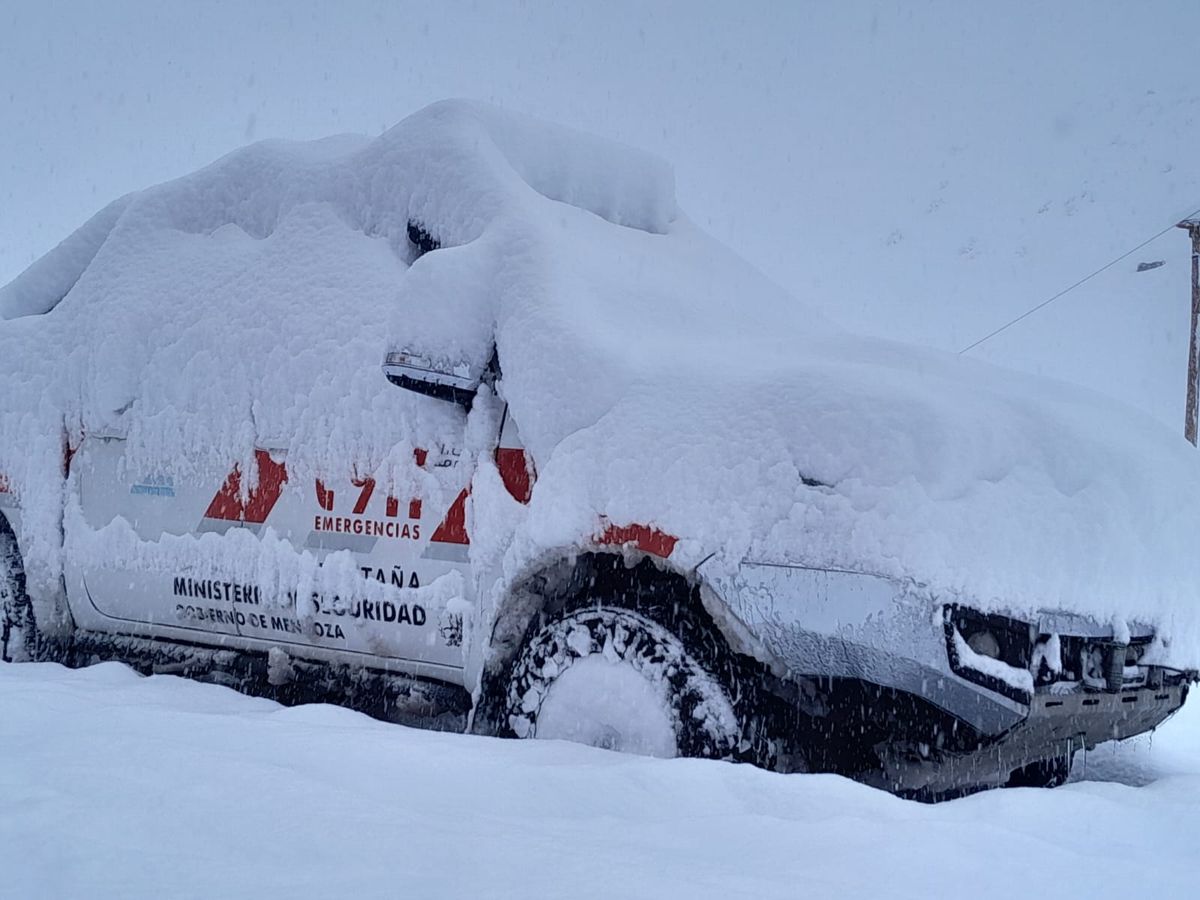 El móvil de la Patrulla de rescate tapado por la nieve. El móvil de la Patrulla de rescate tapado por la nieve.