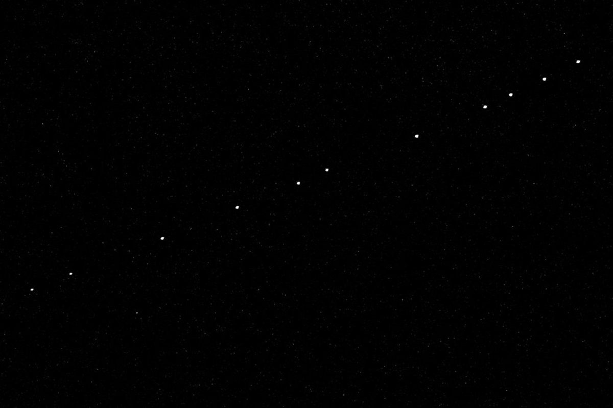 Cadena de perlas en el cielo nocturno. Los satélites de la constelación de Starlink. Cadena de perlas en el cielo nocturno. Los satélites de la constelación de Starlink.