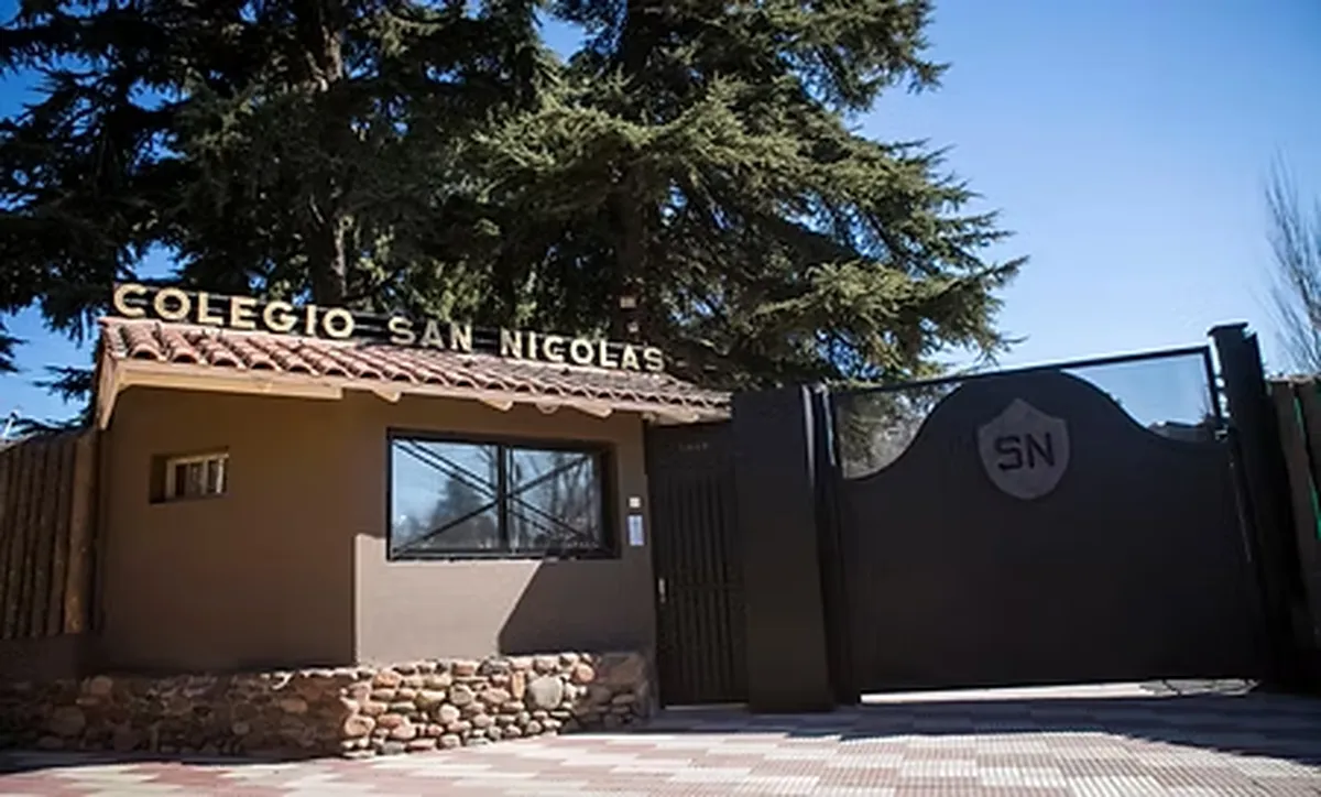Fachada del Colegio San Nicolás, ubicado en Chacras de Coria, que a partir del año que viene no dejará usar celulares a sus alumnos. Fachada del Colegio San Nicolás, ubicado en Chacras de Coria, que a partir del año que viene no dejará usar celulares a sus alumnos.
