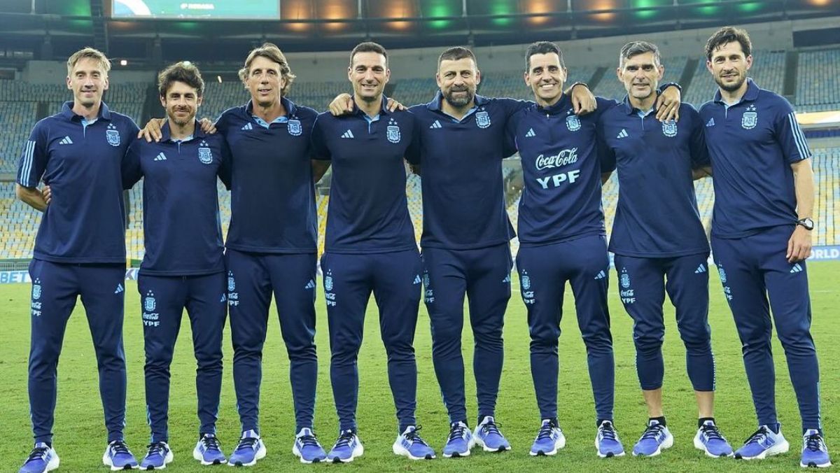 Lionel Scaloni y sus colaboradores. El DT de la Selección argentina le habría pedido a su cuerpo técnico esta foto en un Maracaná vacío, que podría ser la Lionel Scaloni y sus colaboradores. El DT de la Selección argentina le habría pedido a su cuerpo técnico esta foto en un Maracaná vacío, que podría ser la