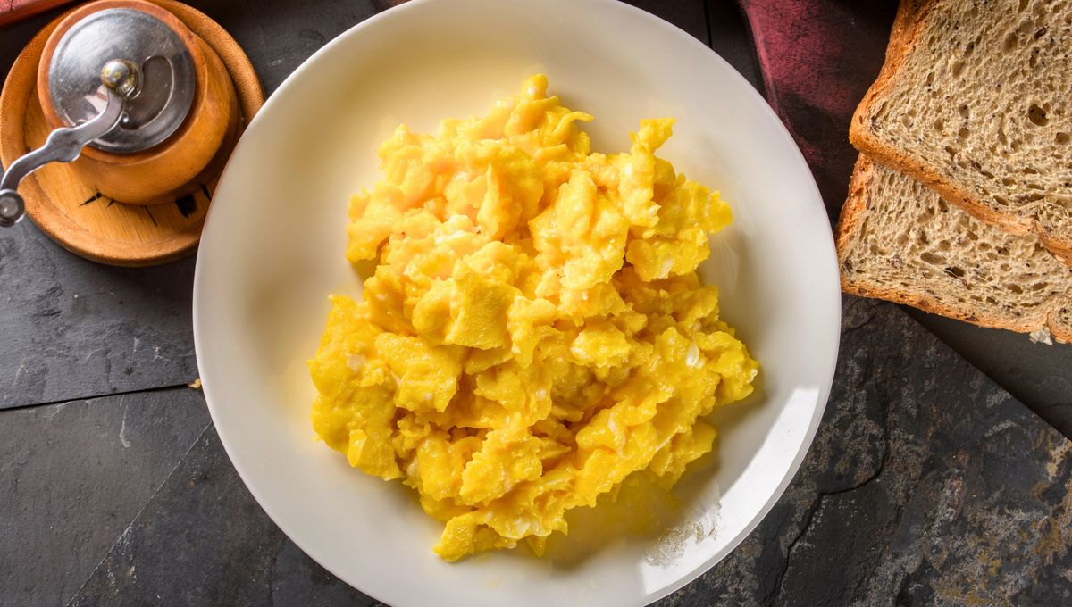 El huevo es un alimento natural y sano que se obtiene durante la ovulación de la gallina. El huevo es un alimento natural y sano que se obtiene durante la ovulación de la gallina. 