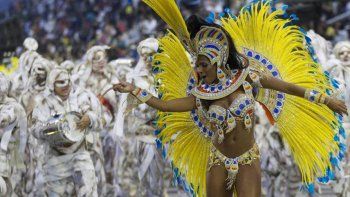 Bajo la lluvia y crítica al gobierno arrancó el desfile en el Sambódromo de Río