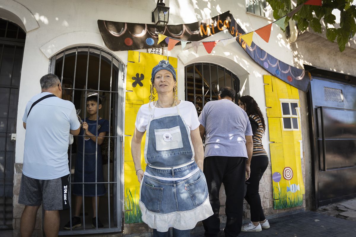 En Las Heras repartieron un huevo de Pascua gigante de 100 kilos. Fotos: Cristian Lozano. En Las Heras repartieron un huevo de Pascua gigante de 100 kilos. Fotos: Cristian Lozano.