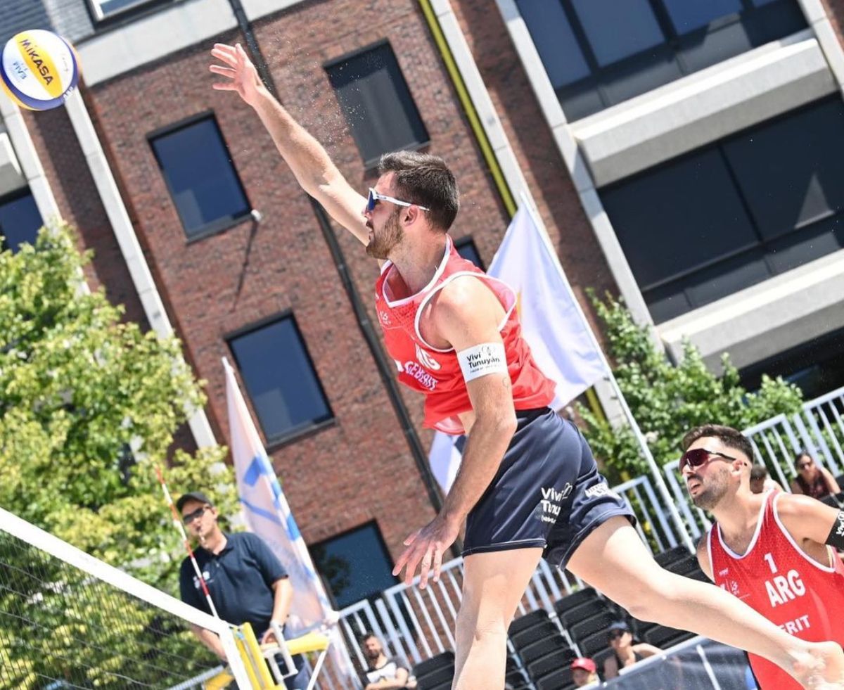 Bautista Amieba remata y Leandro Aveiro observa