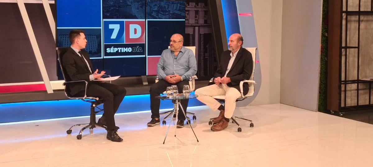 El empresario bodeguero, Rodolfo Vargas Arizu ( de saco negro) abogó por dolarizar la economía, ante la falta de política monetaria. Fue en Séptimo Día de Canal 7.