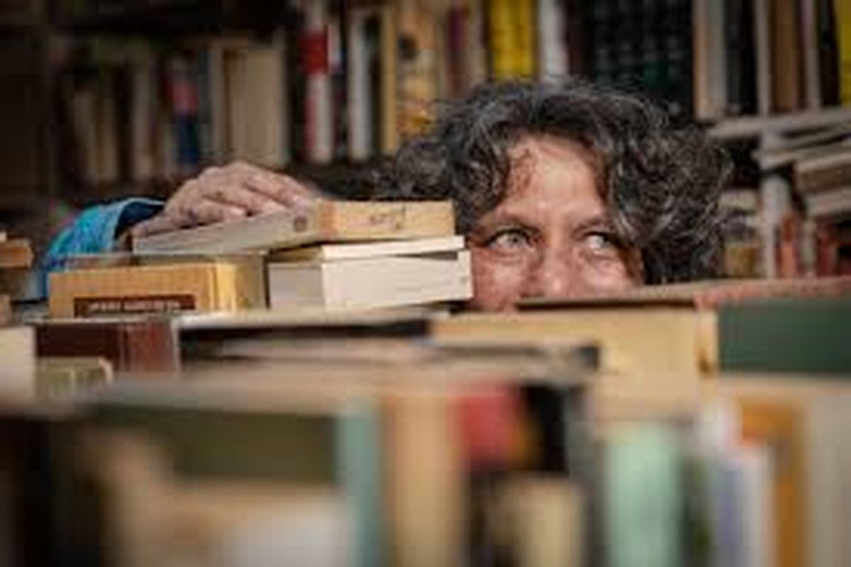 Rivas entre libros. Foto del diario El País. Rivas entre libros. Foto del diario El País.