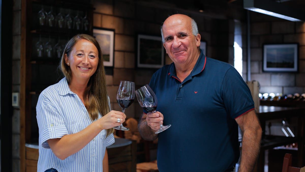 Laura Principiano y Jorge Nazrala brindan, copa en mano, por que el vino vuelva a ser una fiesta y no una ceremonia. Laura Principiano y Jorge Nazrala brindan, copa en mano, por que el vino vuelva a ser una fiesta y no una ceremonia.